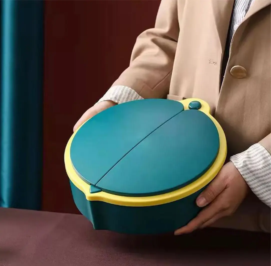 Organizador multipropósito azul con amarillo de 4 compartimentos, tapa dividida en forma de corazón, sujeto por persona.