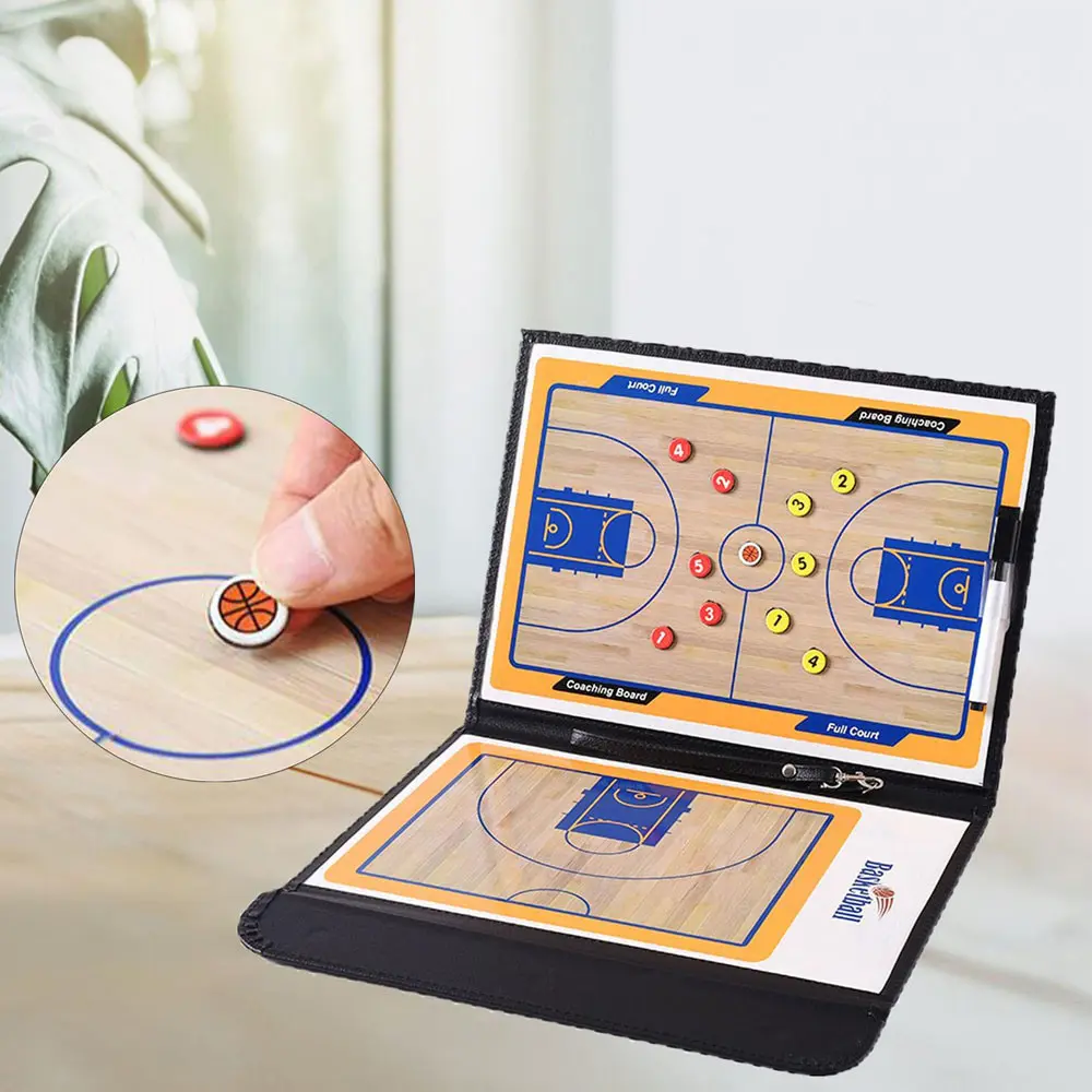 Carpeta táctica magnética de baloncesto abierta, mostrando canchas y fichas de jugadores.
