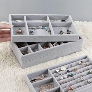 Set de 4 joyeros grises de terciopelo apilables con múltiples compartimentos para organizar collares, pulseras, anillos y pendientes.