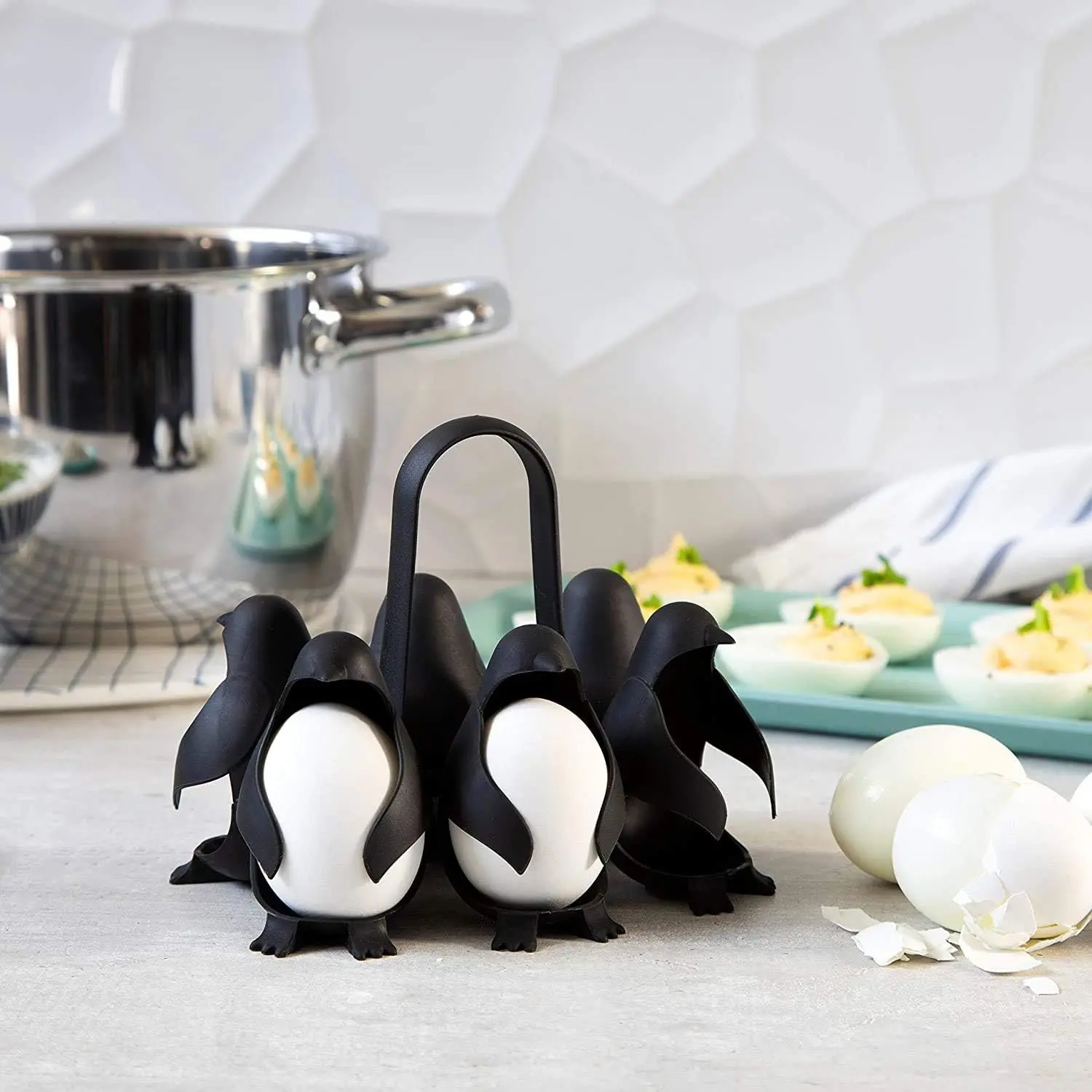 Organizador de huevos con forma de pingüino negro para 6 huevos, ideal para cocina y servicio.