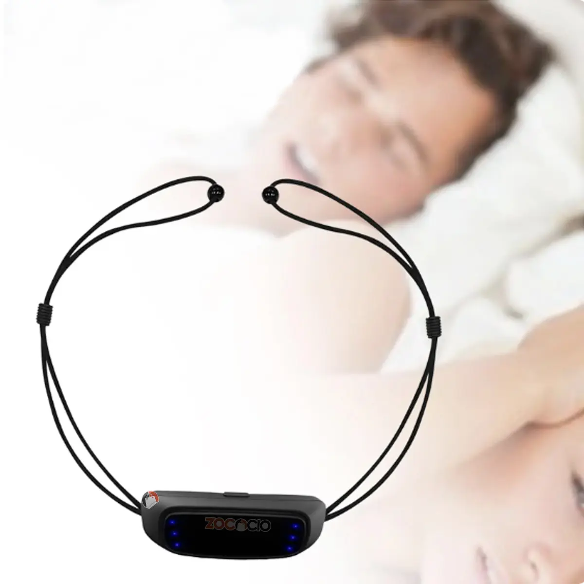 Collar antirronquidos eléctrico negro con luces azules y logo ZOCACIO, puesto sobre pareja durmiendo.