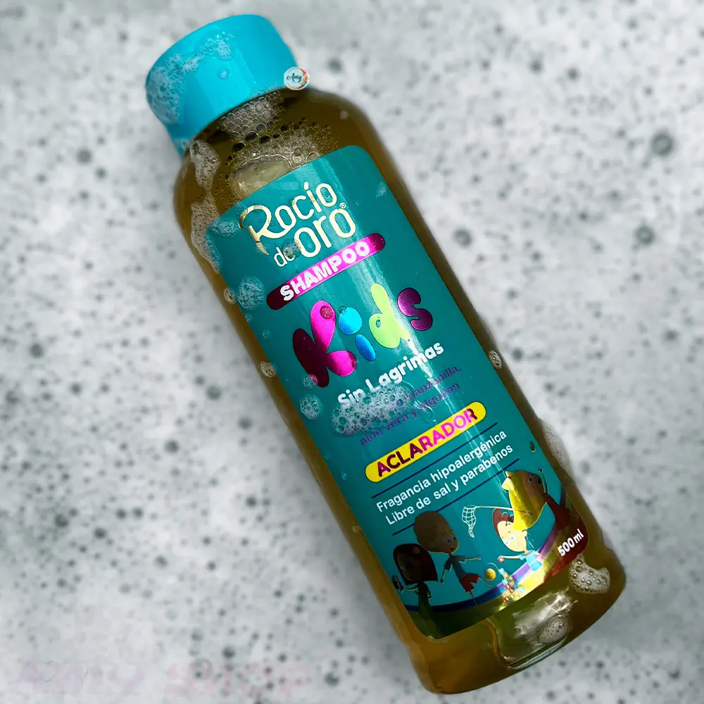 Shampoo Rocío Kids Sin Lágrimas 500ml en botella con tapa azul, rodeado de espuma.
