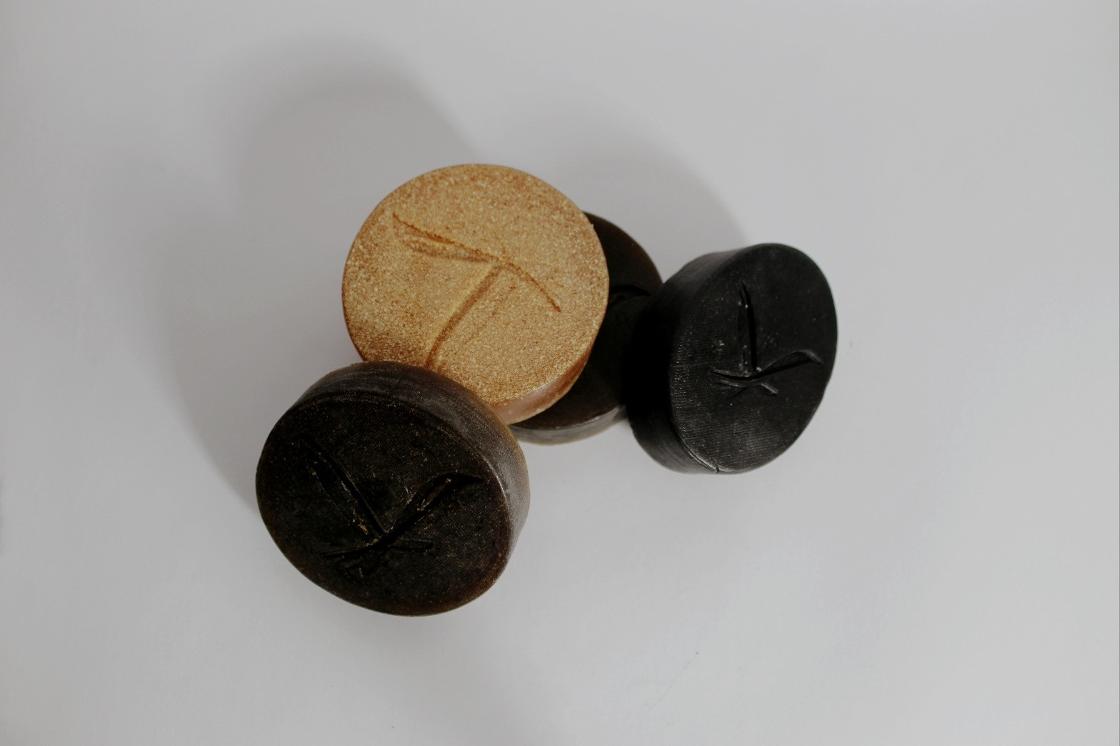 Set x3 jabones naturales carbón activo y glicerina, con logo de ave grabado, para limpiar y combatir acné.
