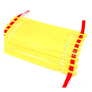 Escalera de agilidad deportiva amarilla con cintas rojas para entrenamiento de coordinación y velocidad.