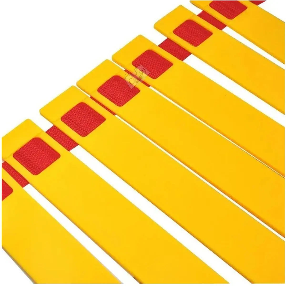 Escalera de agilidad deportiva amarilla con tiras rojas, ideal para entrenamiento de coordinación y velocidad.