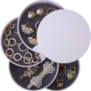 Mini organizador de joyas portátil blanco de 4 niveles con collares, aretes, anillos y pulseras.