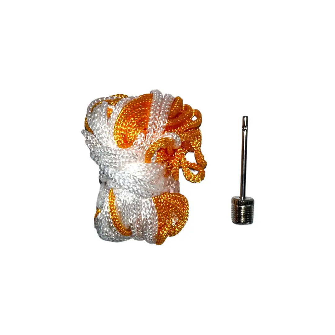 Cuerda trenzada blanca y naranja y aguja metálica para inflar balones.