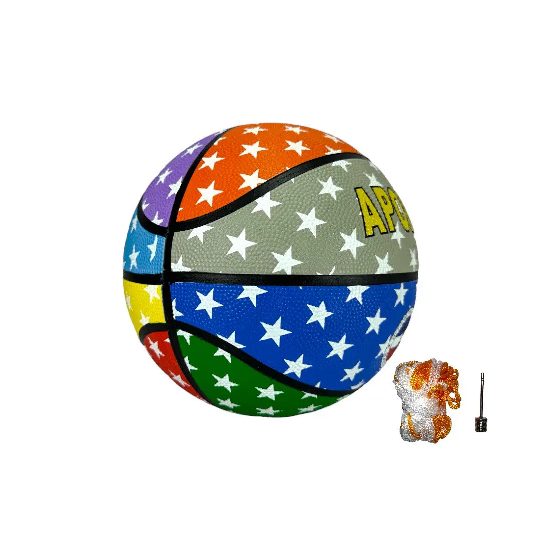 Balón de baloncesto Apollo de caucho multicolor con diseño de estrellas blancas, incluye bomba y aguja.