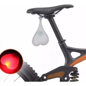 Luz LED trasera para bicicleta en forma de corazón, blanca, colgando del sillín.