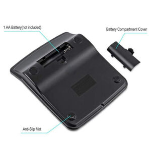 Reverso de calculadora electrónica negra mostrando compartimento de batería AA, tapa y bases antideslizantes.