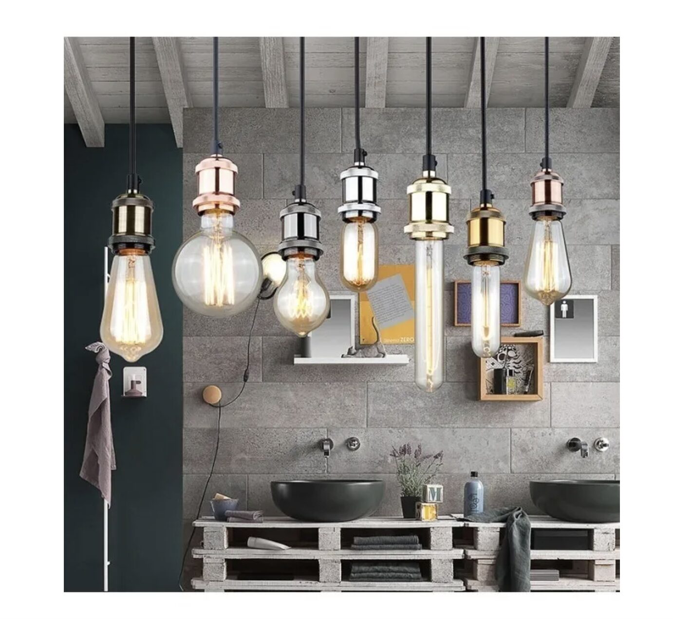 Portalámparas colgantes vintage con bombillas Edison y acabados cobre, oro y plata en baño.