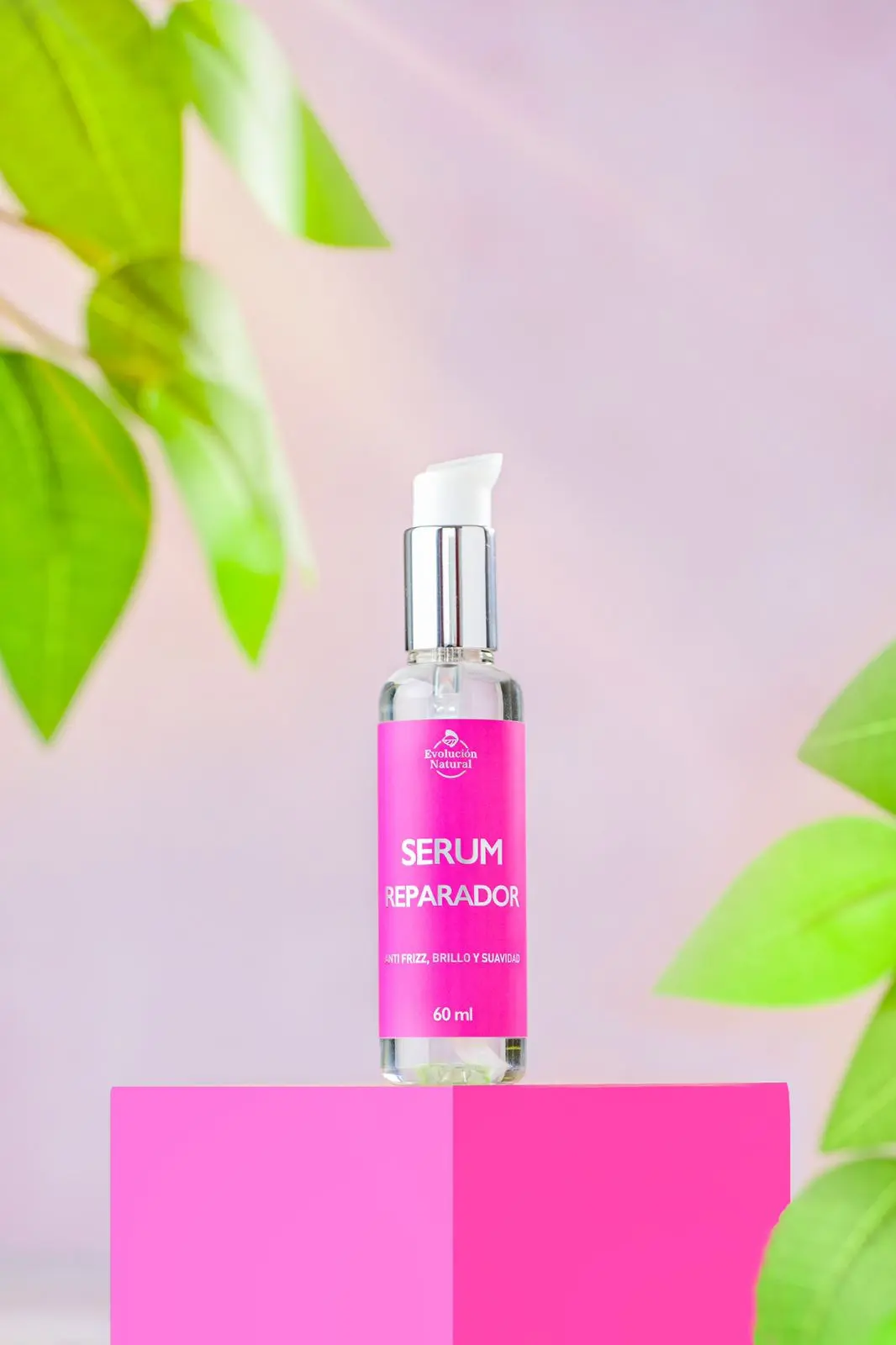 Serum reparador Evolución Natural en frasco con dispensador, 60 ml, ideal para cabello seco y dañado.