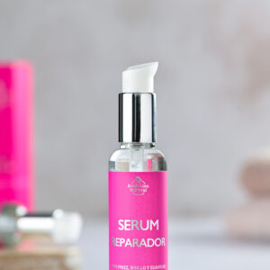 Serum reparador Evolución Natural 60 ml en envase transparente con etiqueta fucsia, ideal para cabello seco y dañado.