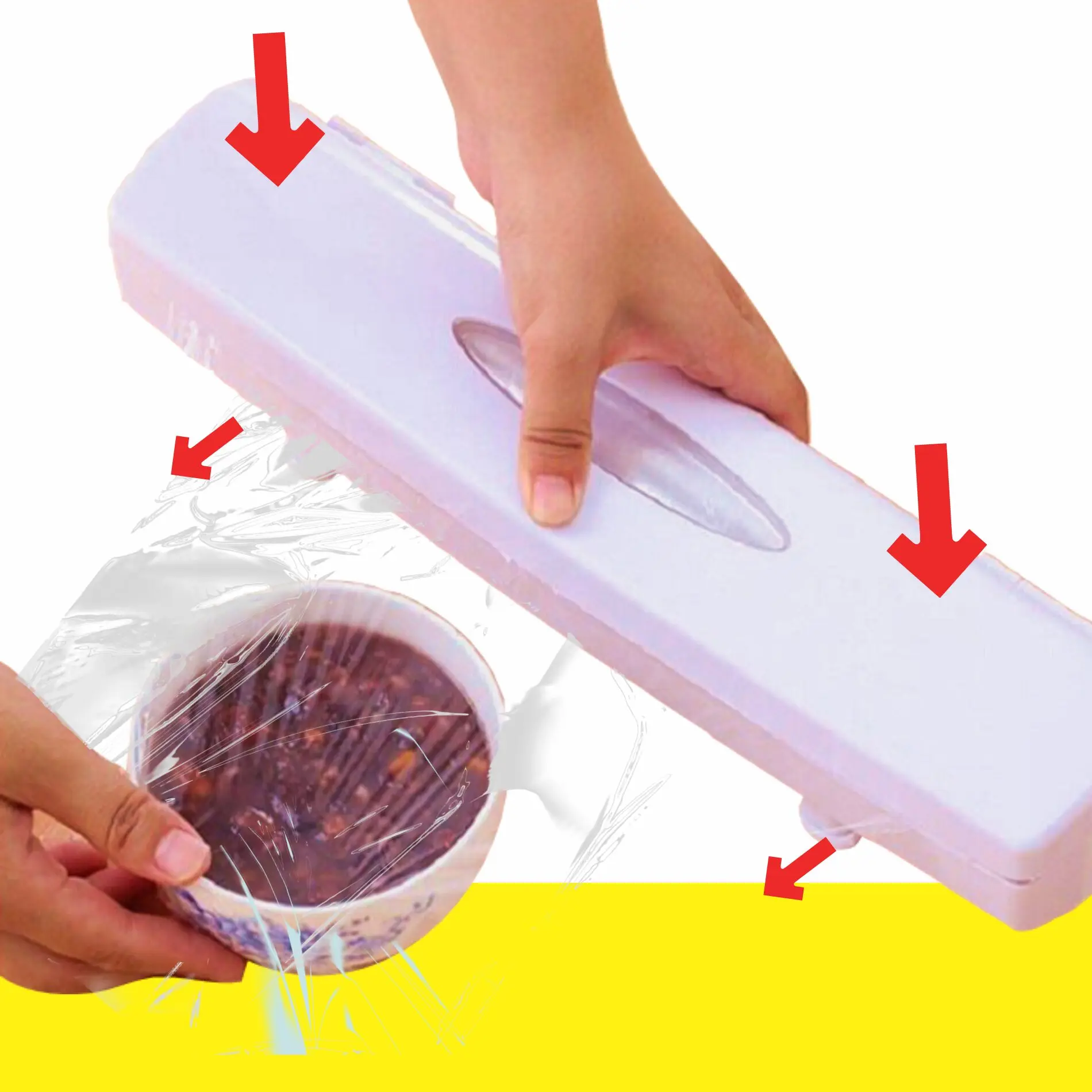 Dispensador de film plástico blanco en uso, cortando una lámina sobre un bowl de comida. Mano sosteniendo el dispositivo y otra el recipiente.
