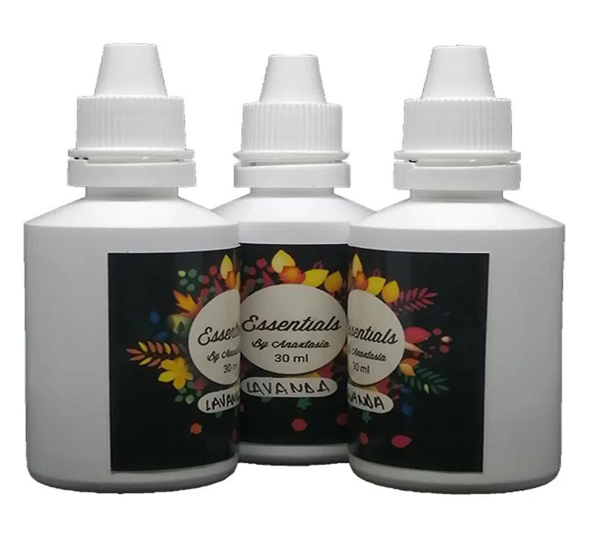 Tres botellas blancas de 30 ml de esencias concentradas hidrosolubles con etiquetas florales negras, dos de ellas con texto "Essentials by Anastasia Lavanda".