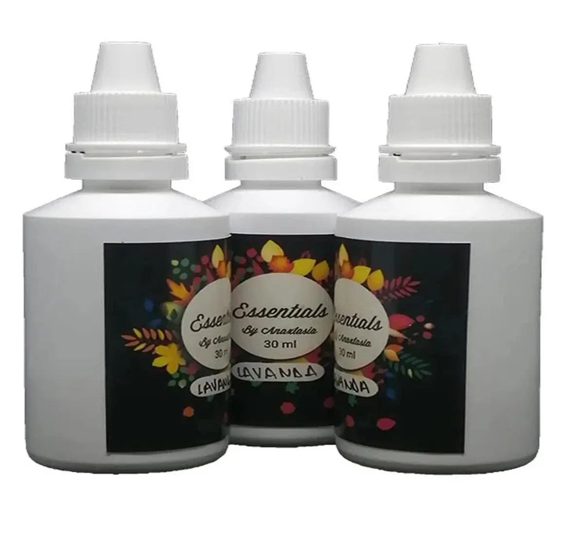 Tres botellas blancas de 30 ml de esencias concentradas hidrosolubles con etiquetas florales negras, dos de ellas con texto "Essentials by Anastasia Lavanda".