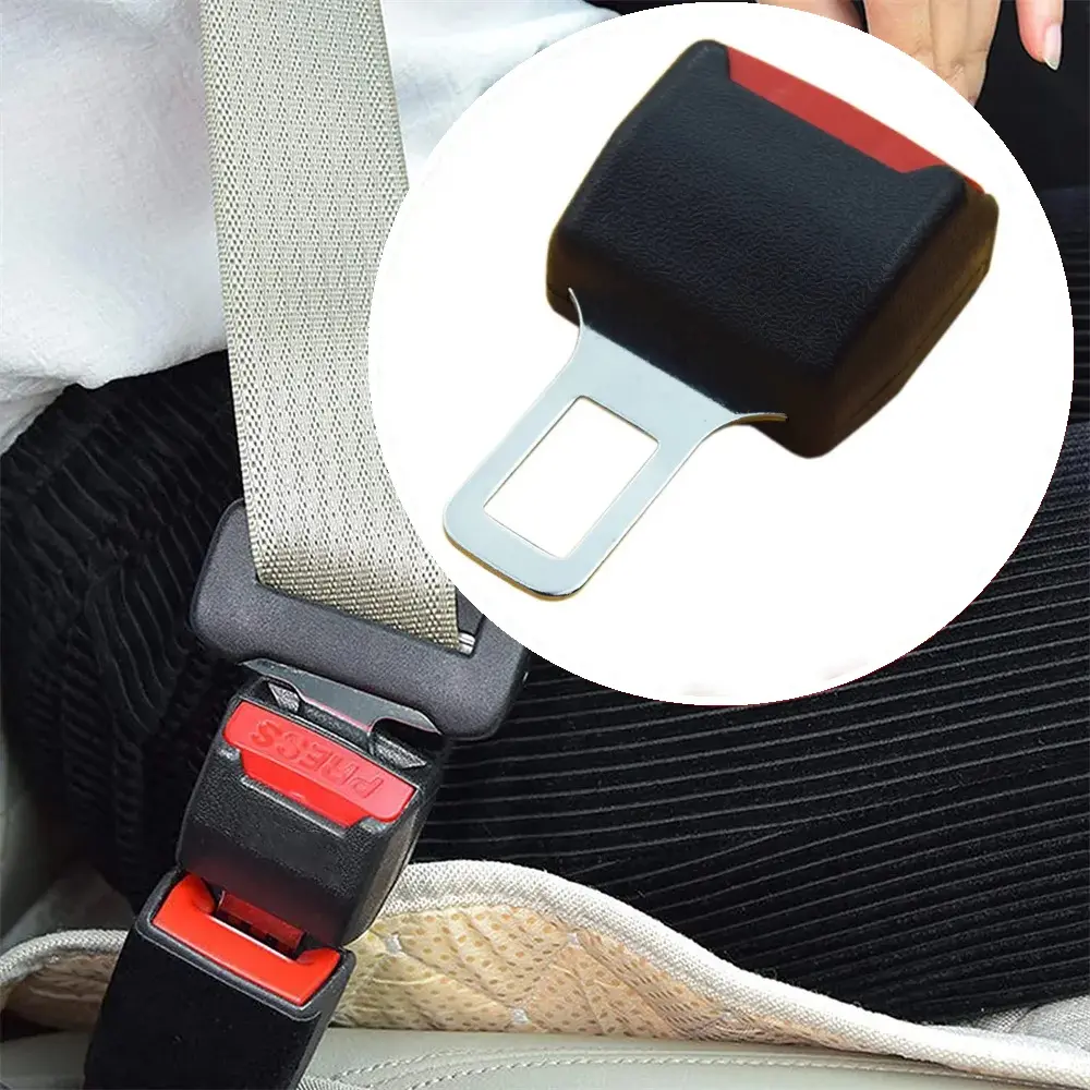 Extensor de cinturón de seguridad para carro con hebilla negra y roja, de tela gris.