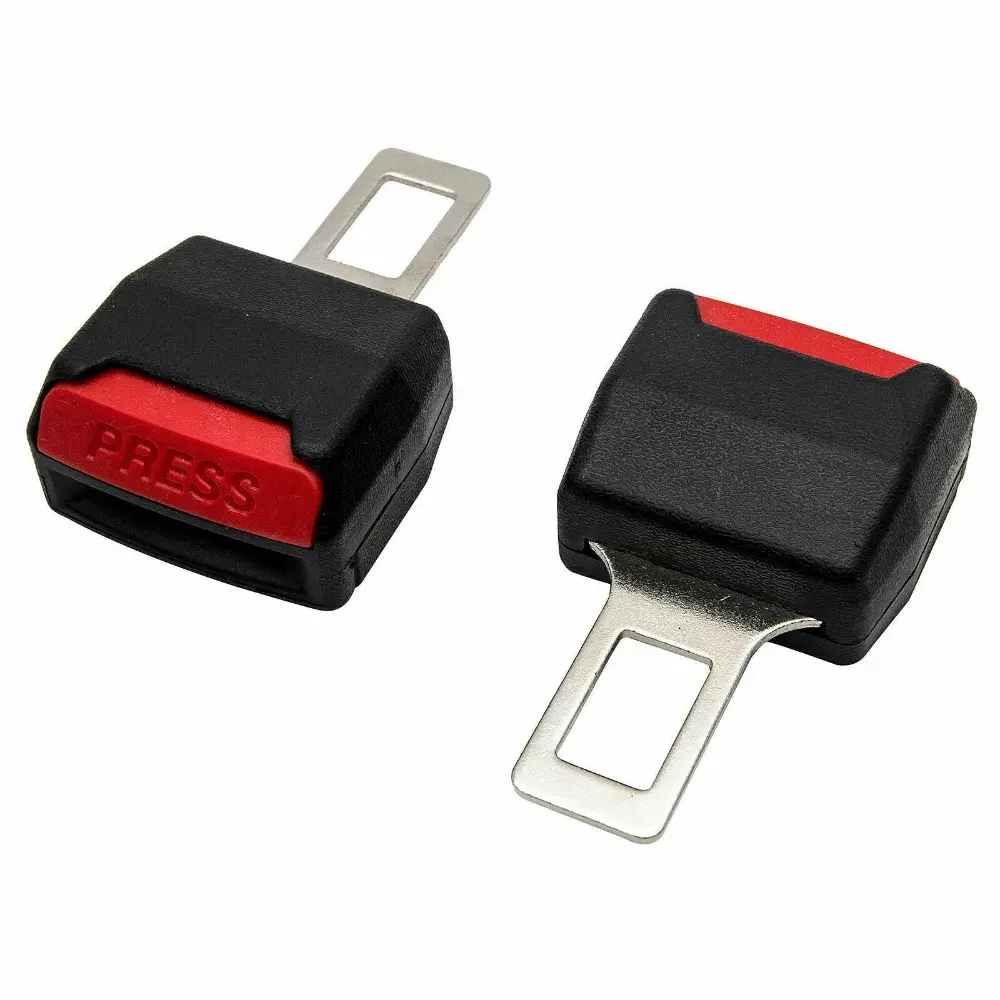 Extensor de cinturón de seguridad negro con botón rojo y metal.