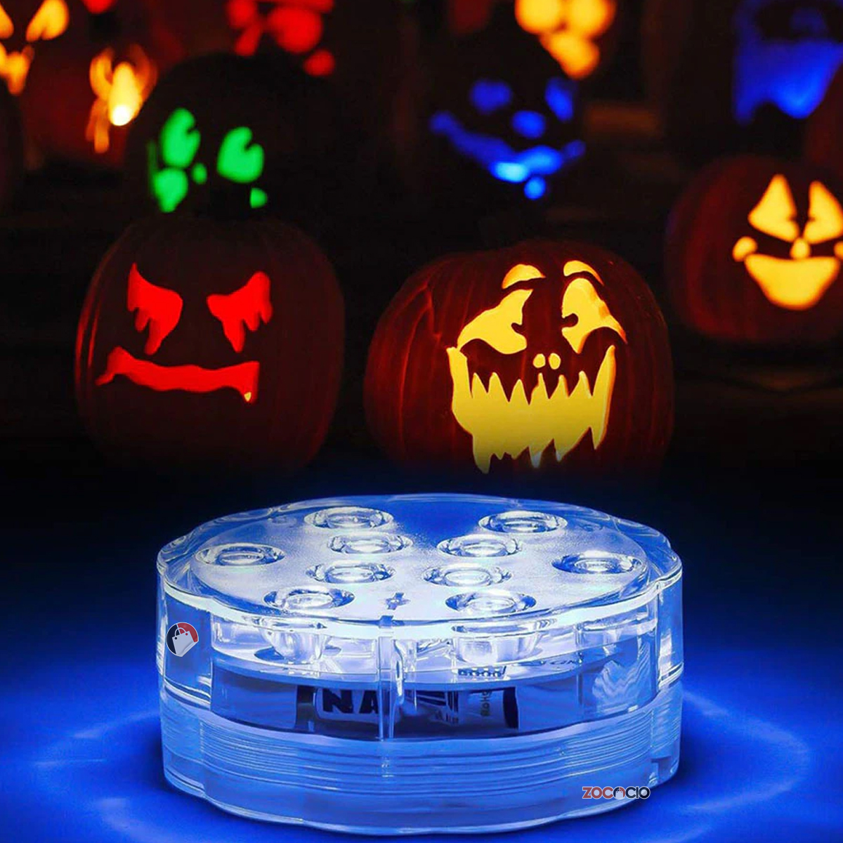 Luz LED sumergible azul para piscina, con diseño redondo y 10 focos, ideal para crear ambiente festivo en Halloween junto a calabazas iluminadas.