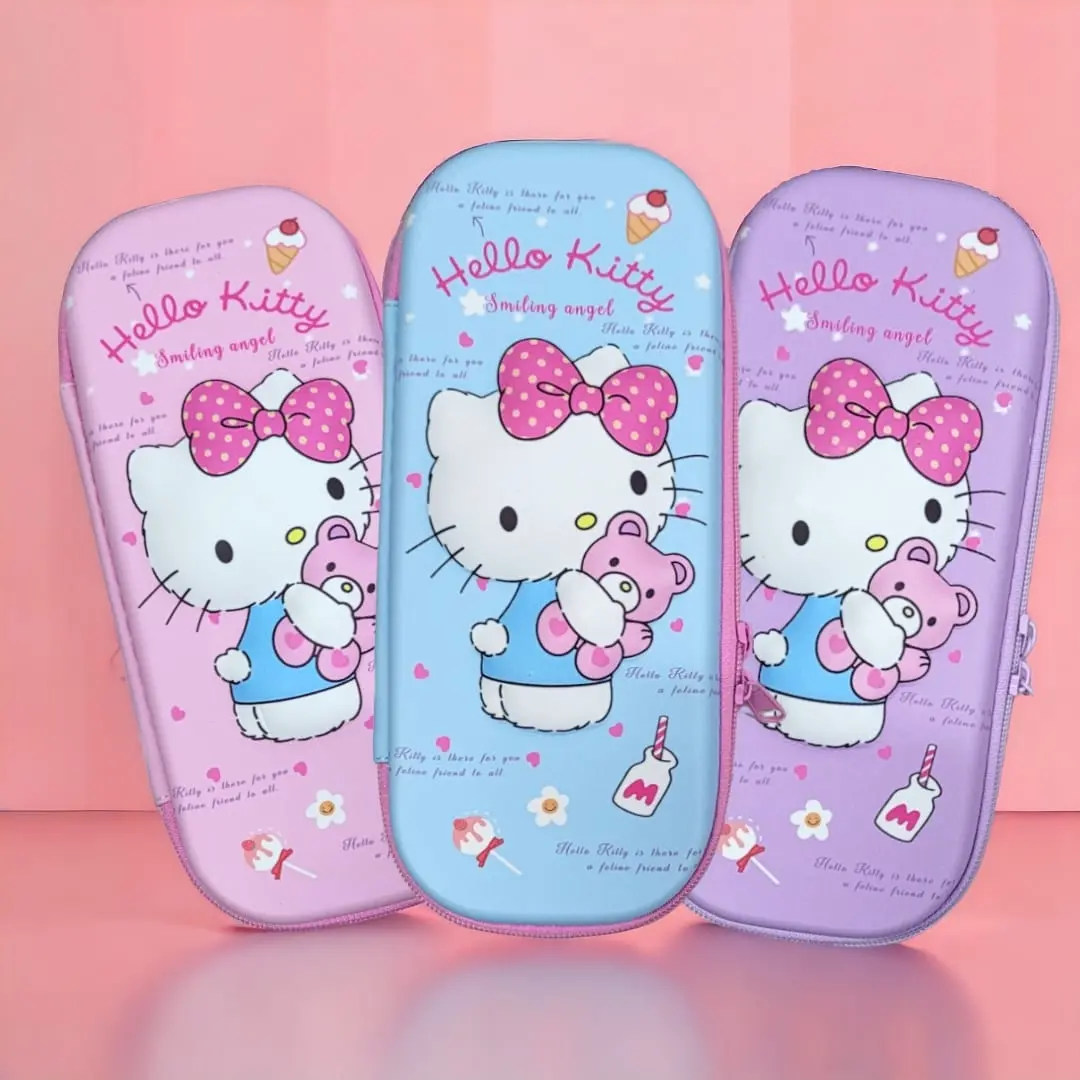 Cartuchera 3D Hello Kitty azul, rosa y lila, cada una con diseño frontal de Hello Kitty abrazando un oso, para niños.