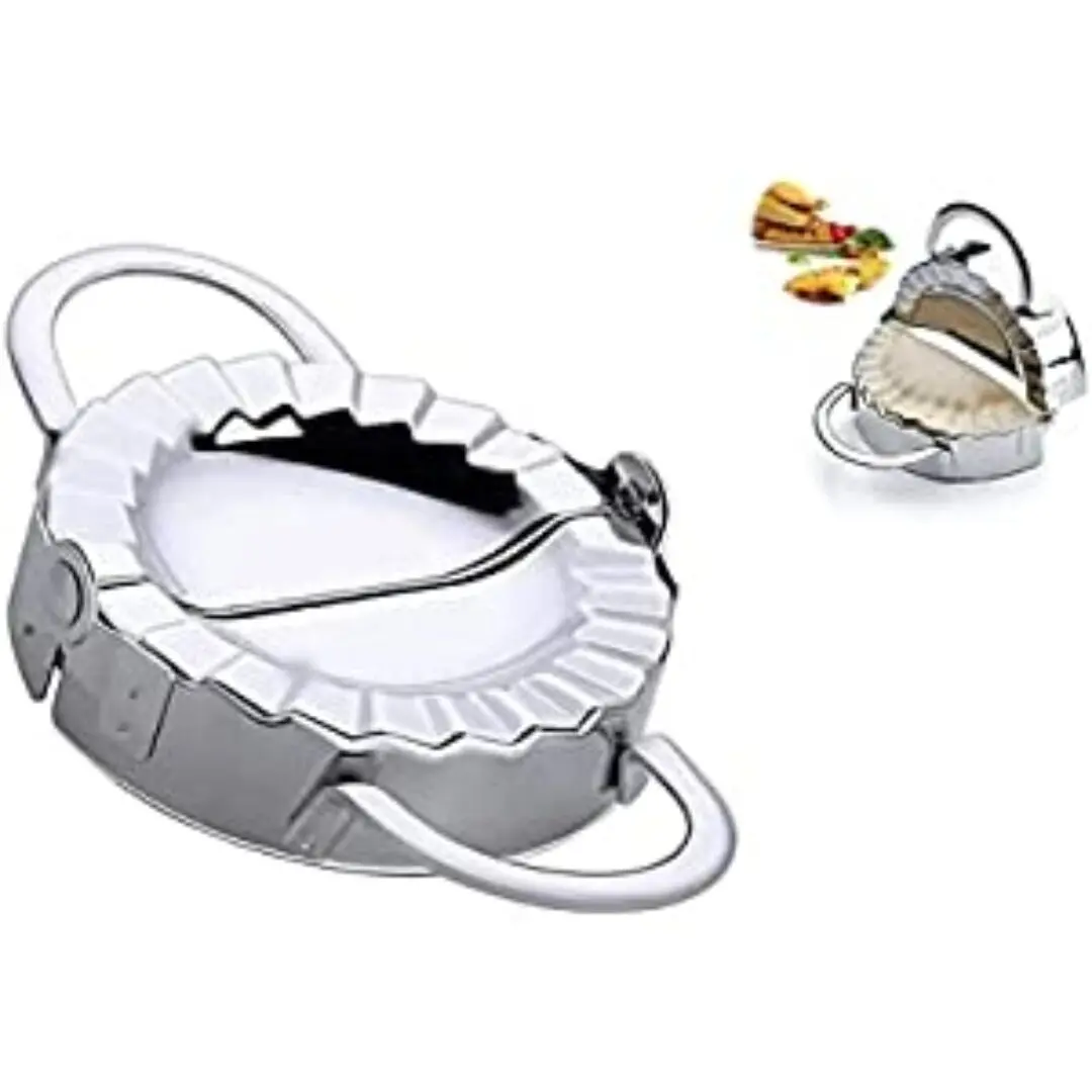 Molde plateado para empanadas en acero inoxidable, con asa superior y borde dentado para sellar.