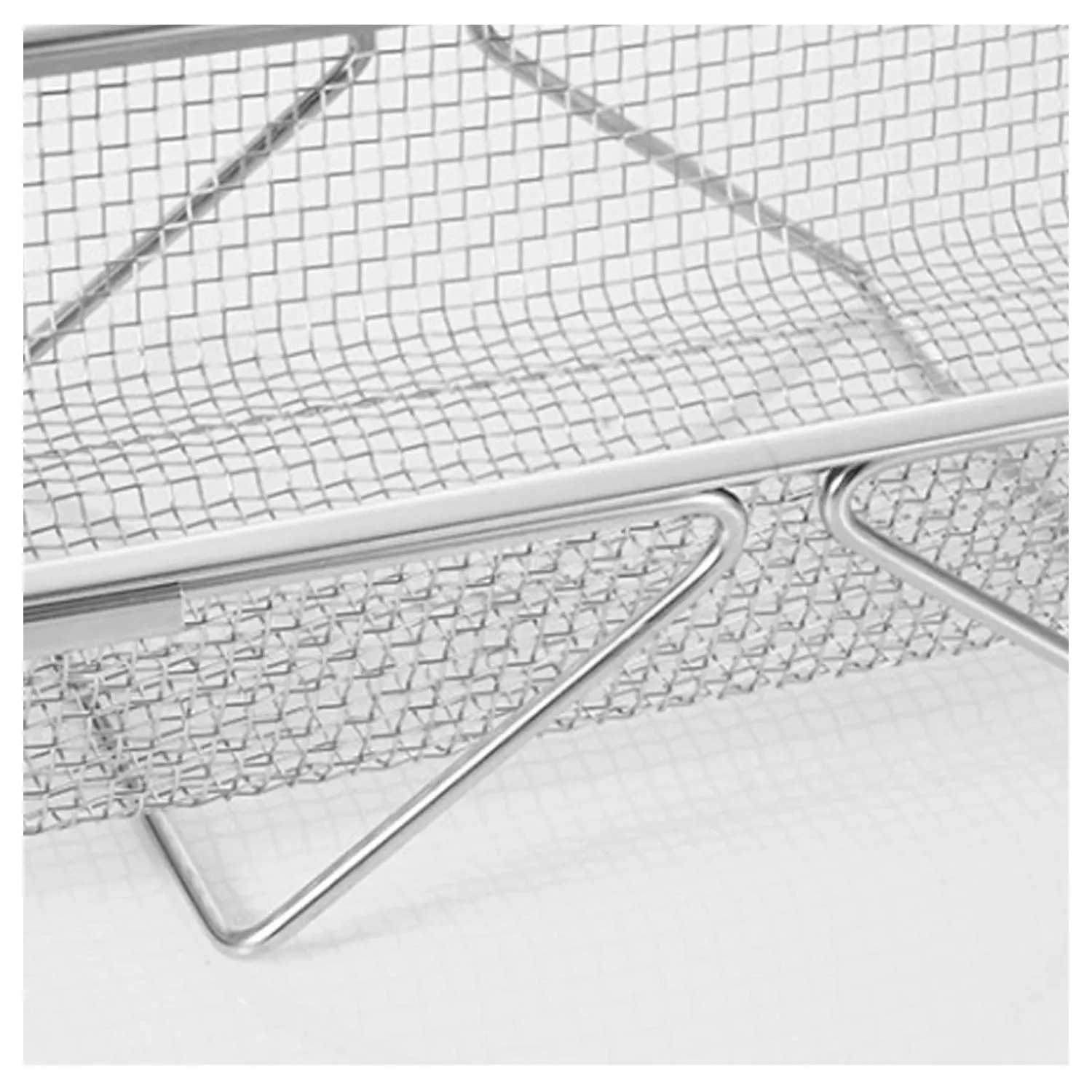 Escurridor de acero inoxidable con malla fina y base en forma de V, ideal para lavar y drenar frutas y verduras.