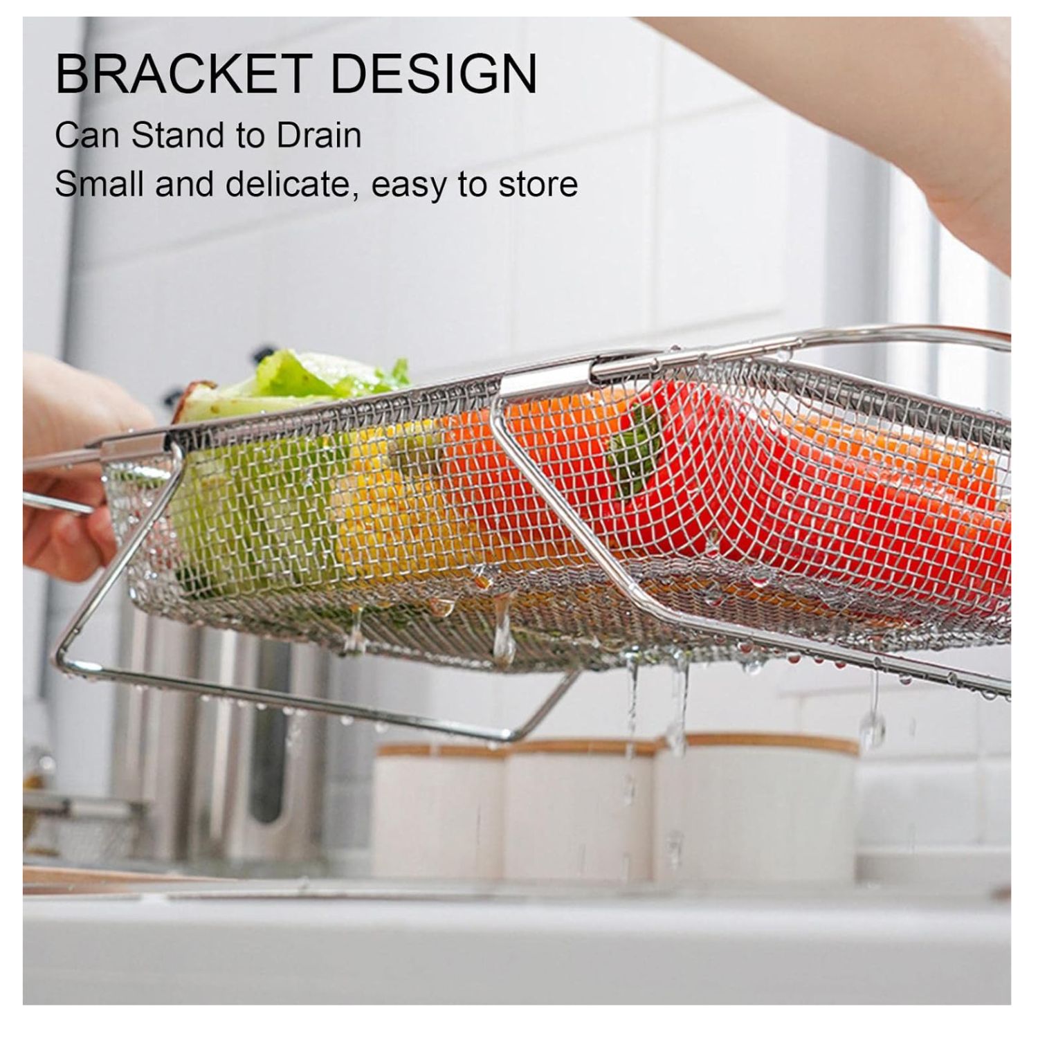 Escurridor expandible de acero inoxidable con diseño de soporte para drenar frutas y verduras, pequeño y delicado.