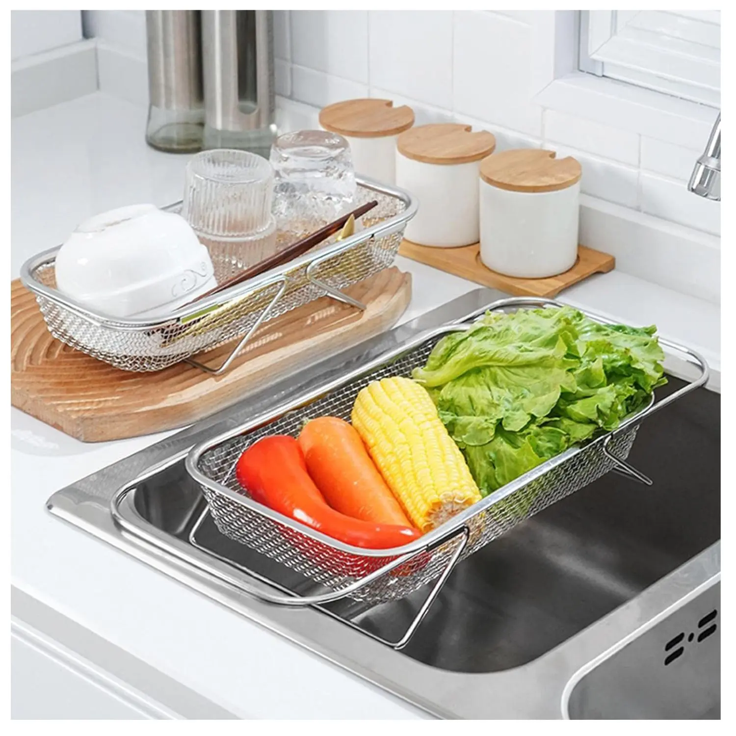 Escurridor expandible de acero inoxidable con lechuga, maíz y zanahorias en un lavaplatos.