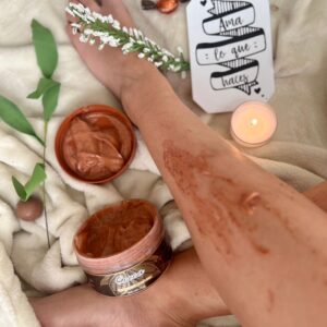 Set de 2 exfoliantes corporales de Cocoa aplicados en la pierna, rodeado de elementos de spa y dulce.
