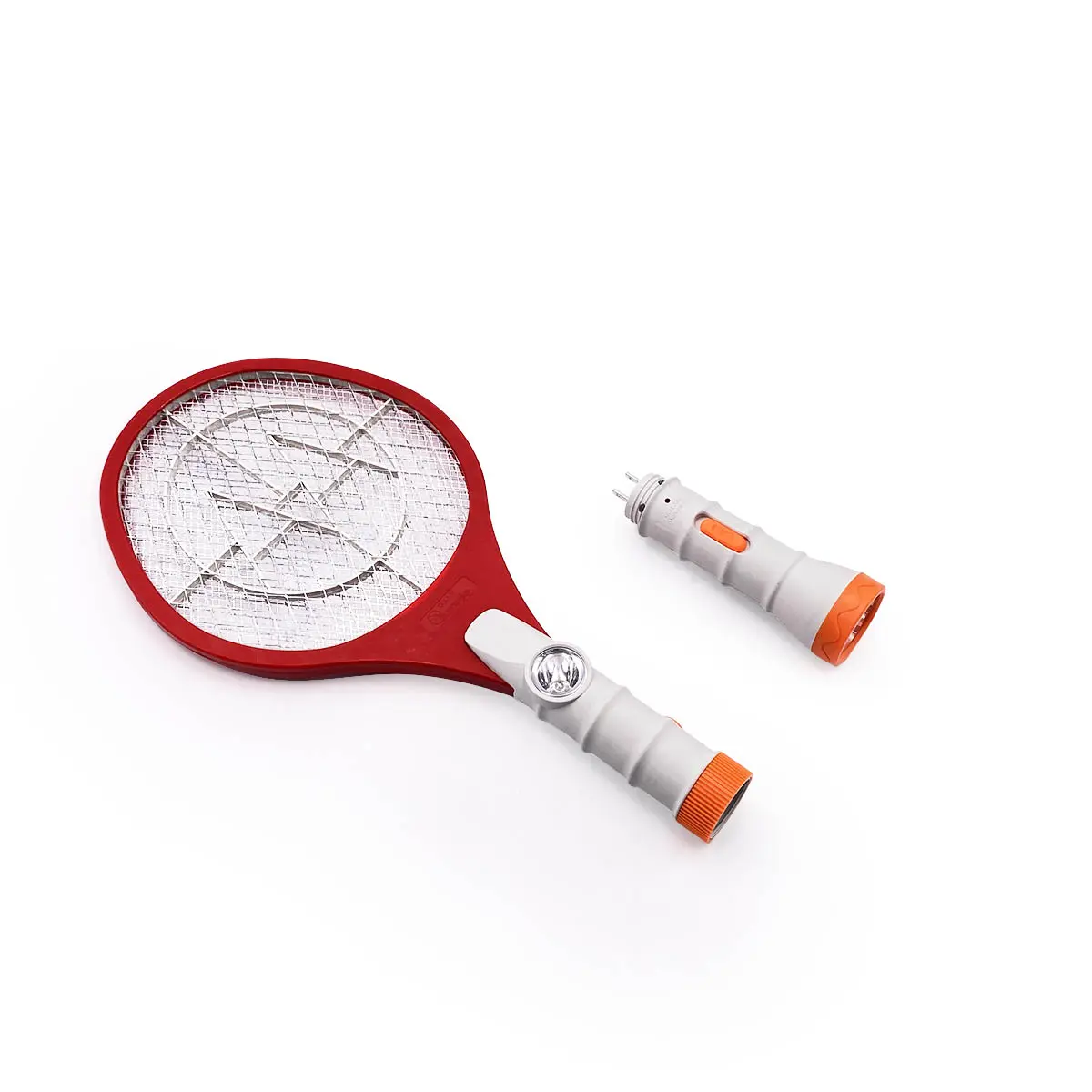Raqueta eléctrica para matar mosquitos con marco rojo y mango blanco con luz LED. Se muestra junto a su adaptador de corriente gris con detalles naranjas.