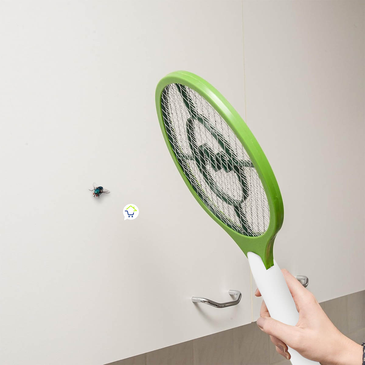 Raqueta eléctrica para matar mosquitos de color verde con mango blanco, vista de perfil sostenida por una mano apuntando a un insecto.