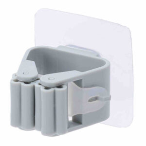 Gancho gris con rodillos de sujeción y adhesivo transparente para colgar escobas y trapeadores.