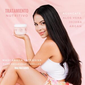 Mujer sonríe mostrando tratamiento capilar nutritivo, con aguacate, aloe vera, jojoba y argán para cabellos maltratados.