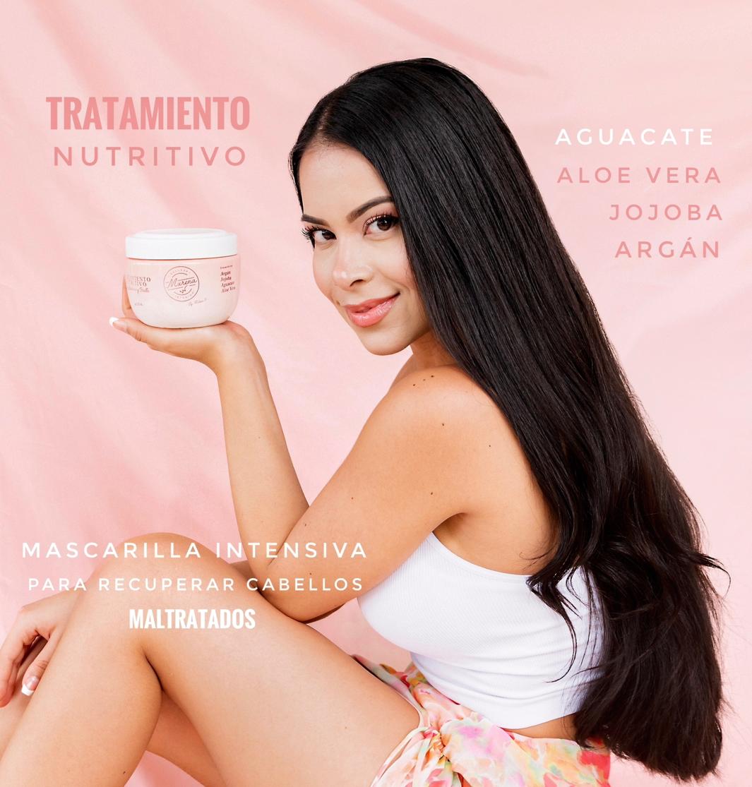 Mujer sonríe mostrando tratamiento capilar nutritivo, con aguacate, aloe vera, jojoba y argán para cabellos maltratados.