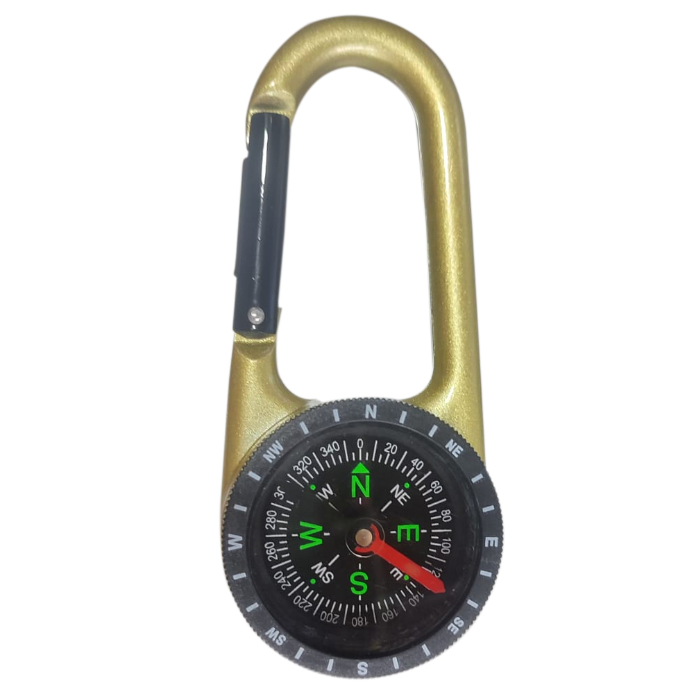 Brújula dorada con mosquetón, ideal para camping, con detalles de navegación y aguja verde apuntando al noreste.