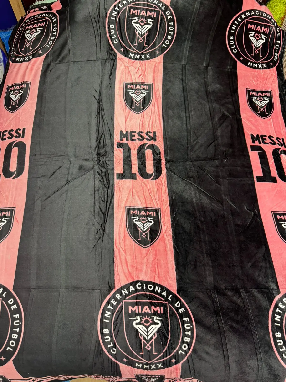 Cobija deportiva negra y rosa con escudo del Inter Miami y número 10 de Messi.