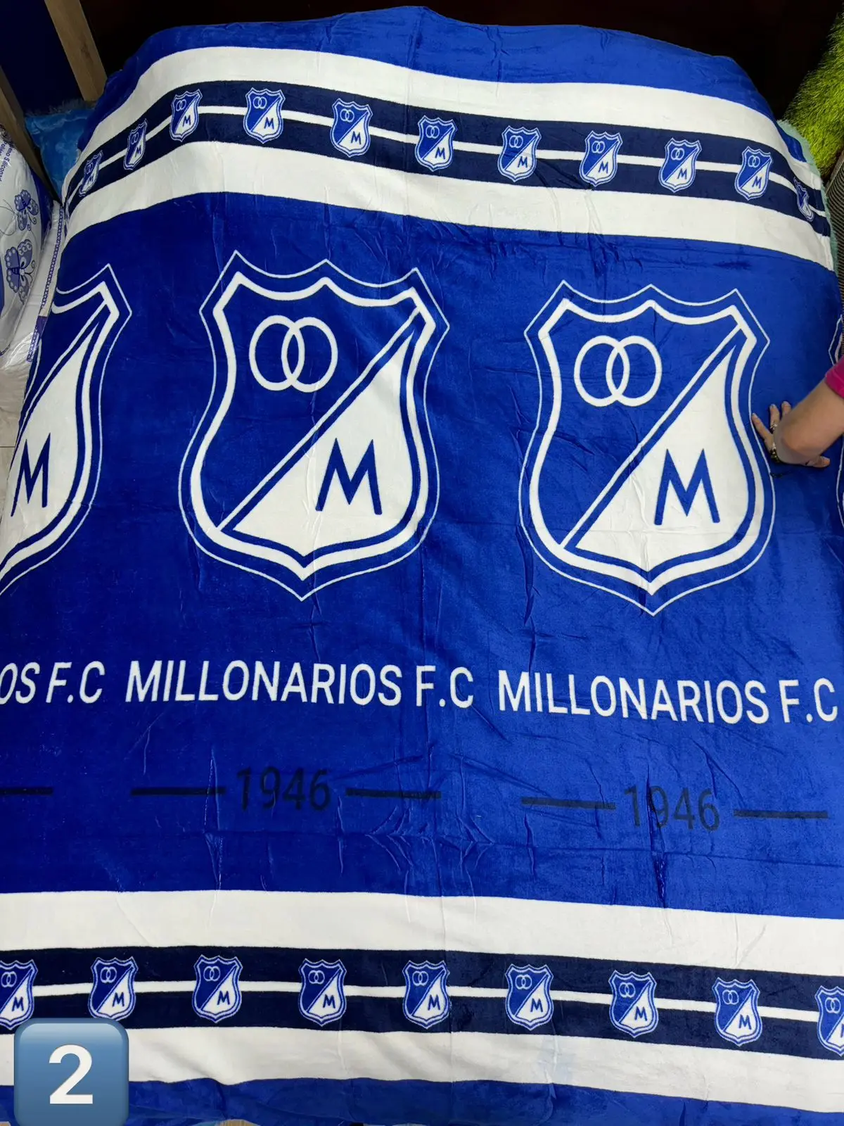 Cobija azul Millonarios F.C. 1946 con escudos y número 2.