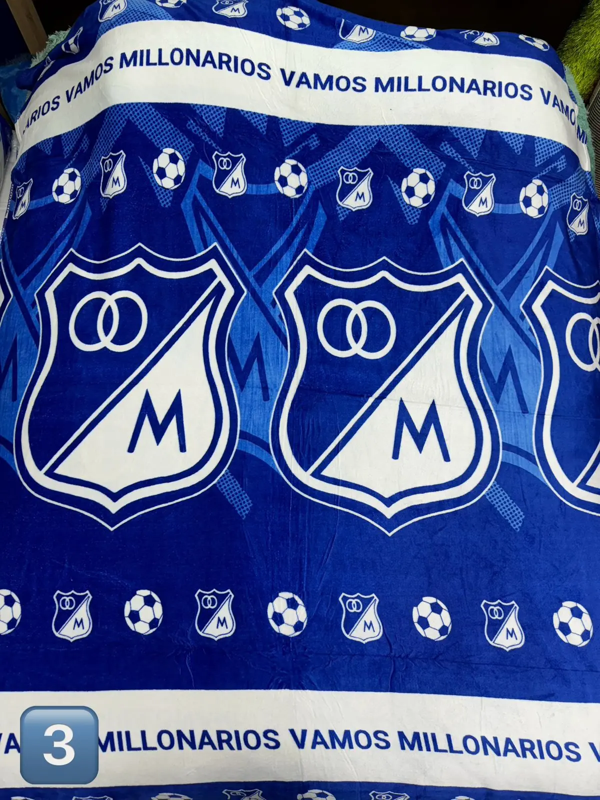 Cobija deportiva azul y blanca con escudo y balón de Millonarios, texto "Vamos Millonarios".