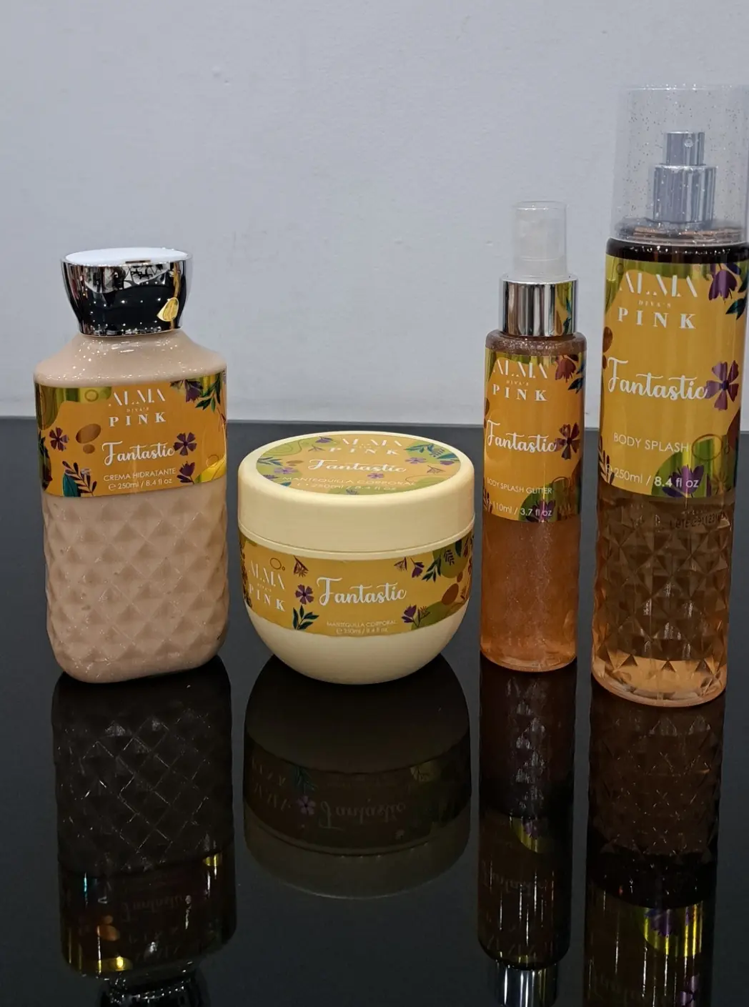 Set Alma Divas Pink x4: crema hidratante 250ml, manteca corporal 250ml, body splash glitter 110ml y body splash 250ml.