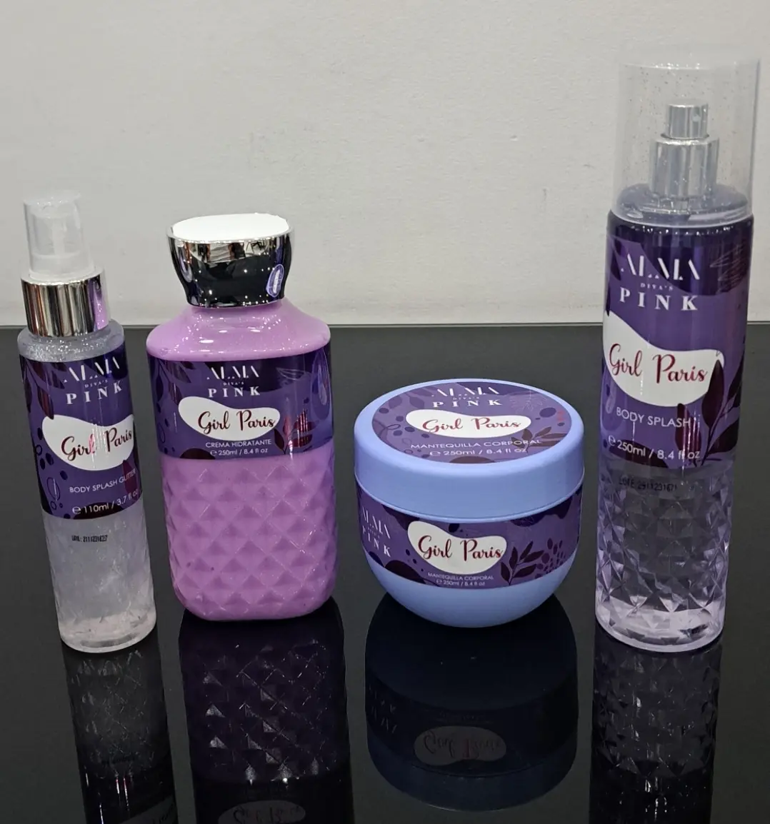 Set Alma Divas Pink x4: body splash glitter 110ml, crema hidratante 250ml, body splash 250ml y manteca corporal 250ml, en tonos morados.