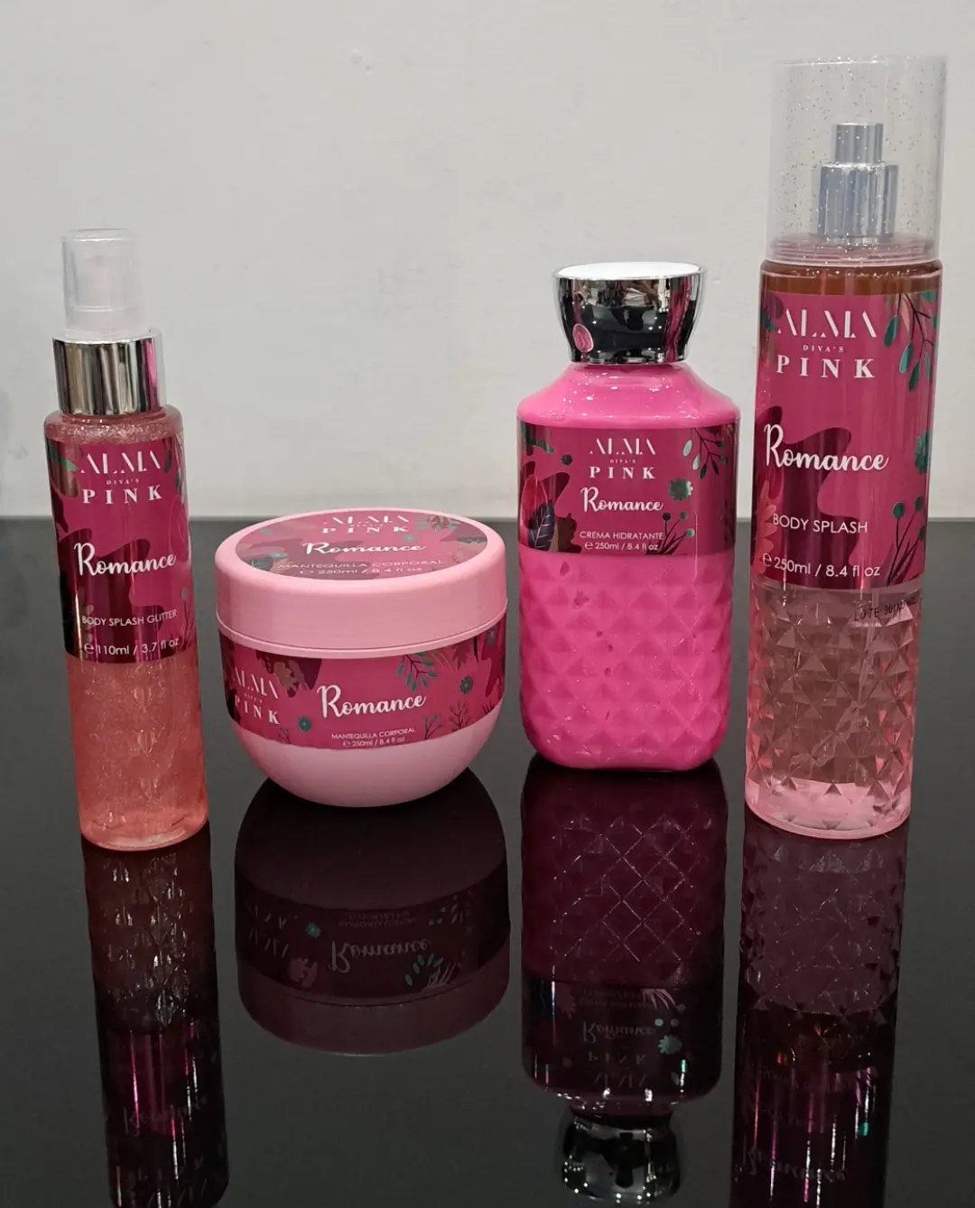 Set de 4 productos Alma Divas Pink: body splash glitter, crema hidratante, manteca corporal y body splash, todos con fragancia Romance.