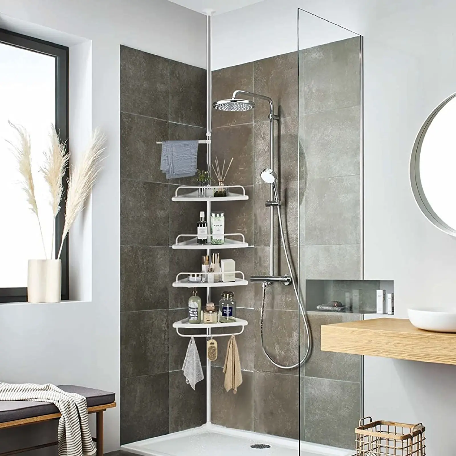 Organizador esquinero de baño ajustable con ducha, toalla y artículos de tocador.
