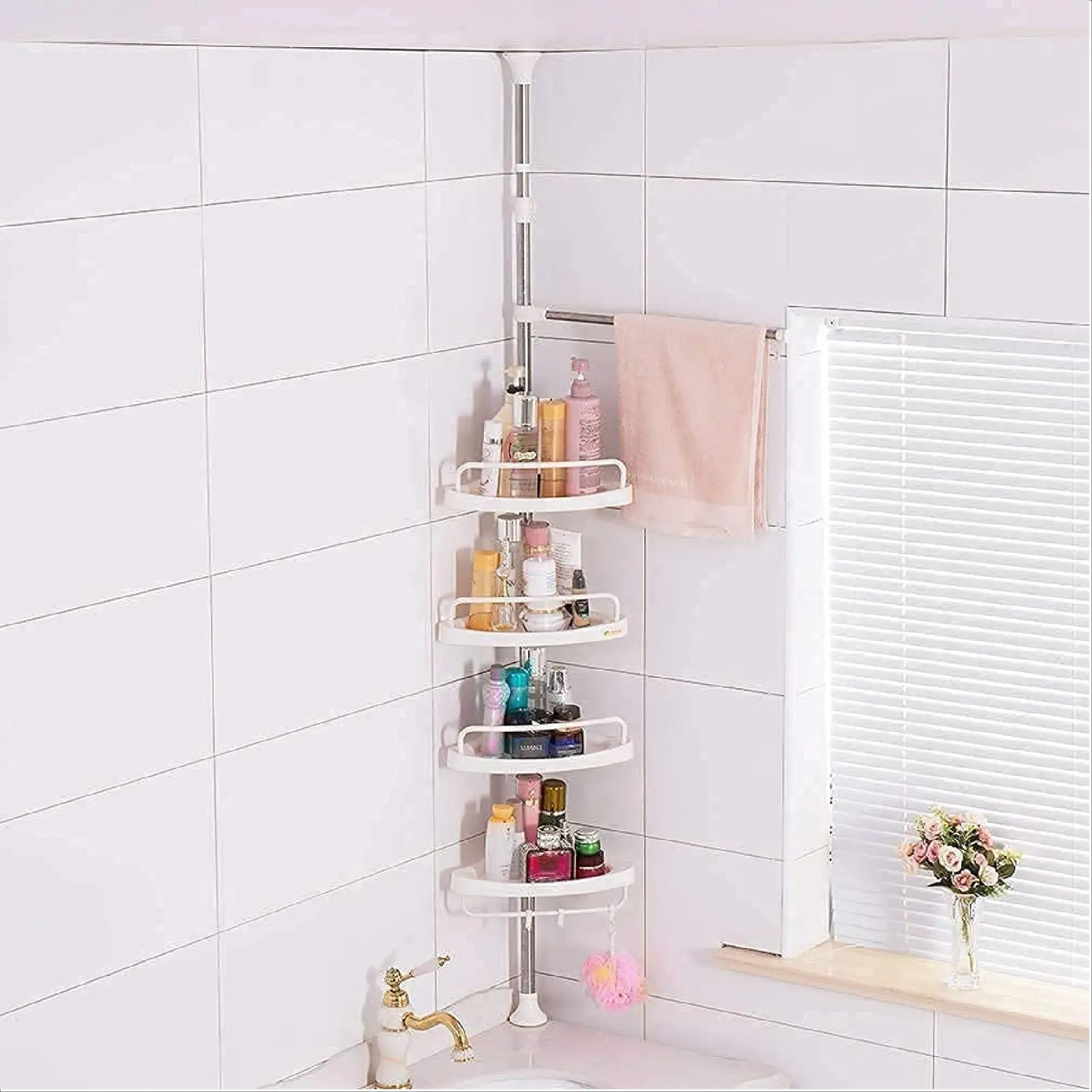 Estante esquinero de baño ajustable con toallero y dispensador de jabón.