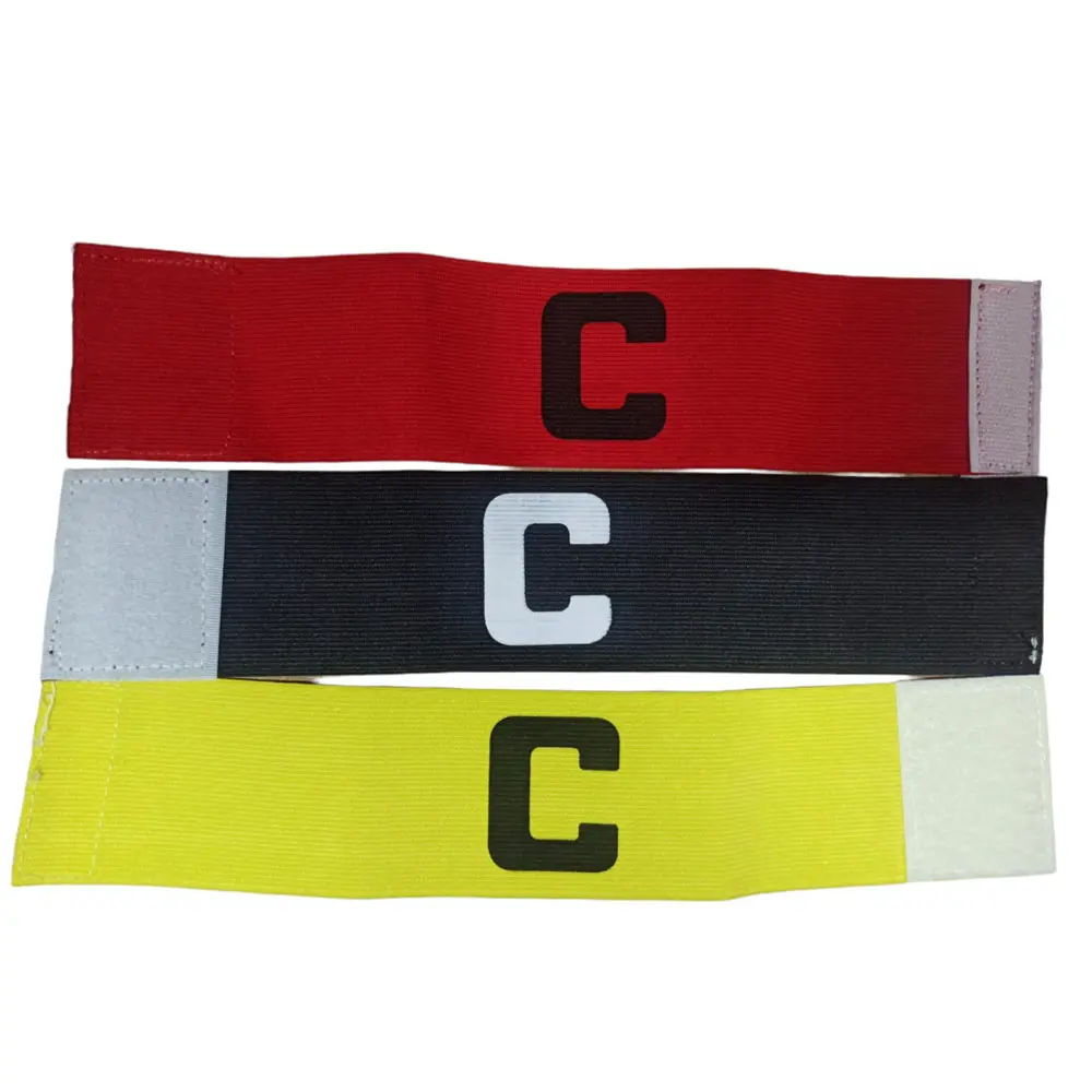 Brazaletes de capitán de fútbol en rojo, negro y amarillo, con letra "C" estampada.
