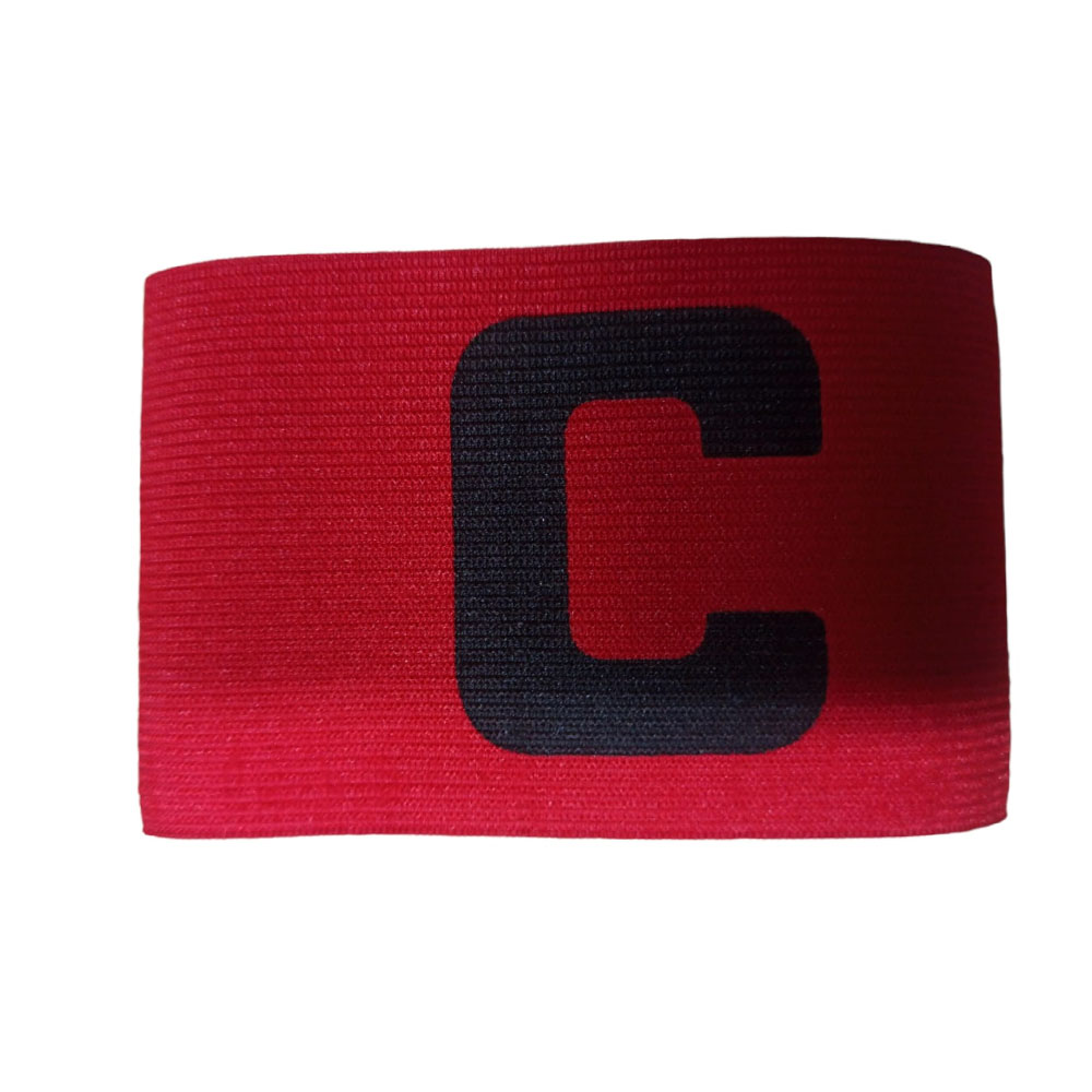 Brazalete de capitán de fútbol rojo con letra C negra, material elástico, usado en el brazo.