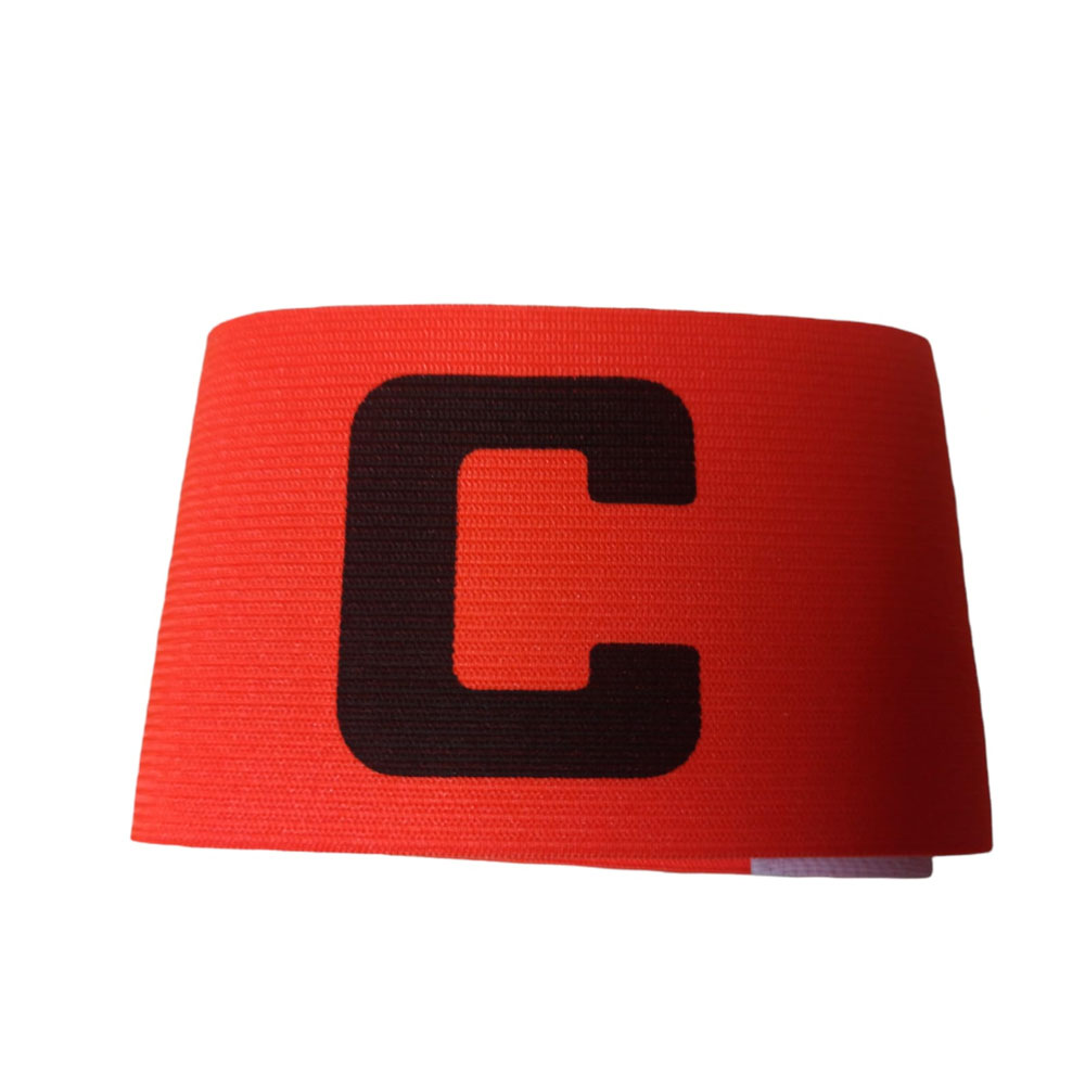 Brazalete de capitán de fútbol rojo con letra "C" negra en relieve.