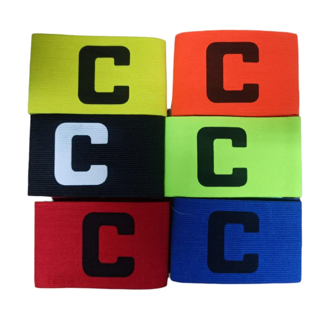 Brazaletes de capitán de fútbol en colores neón y vibrantes, cada uno con una C estampada, para identificar al líder del equipo.