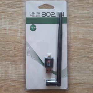 Antena WiFi USB 802.11n 1200 Mbps, conector giratorio y antena externa, en empaque de cartón y plástico.
