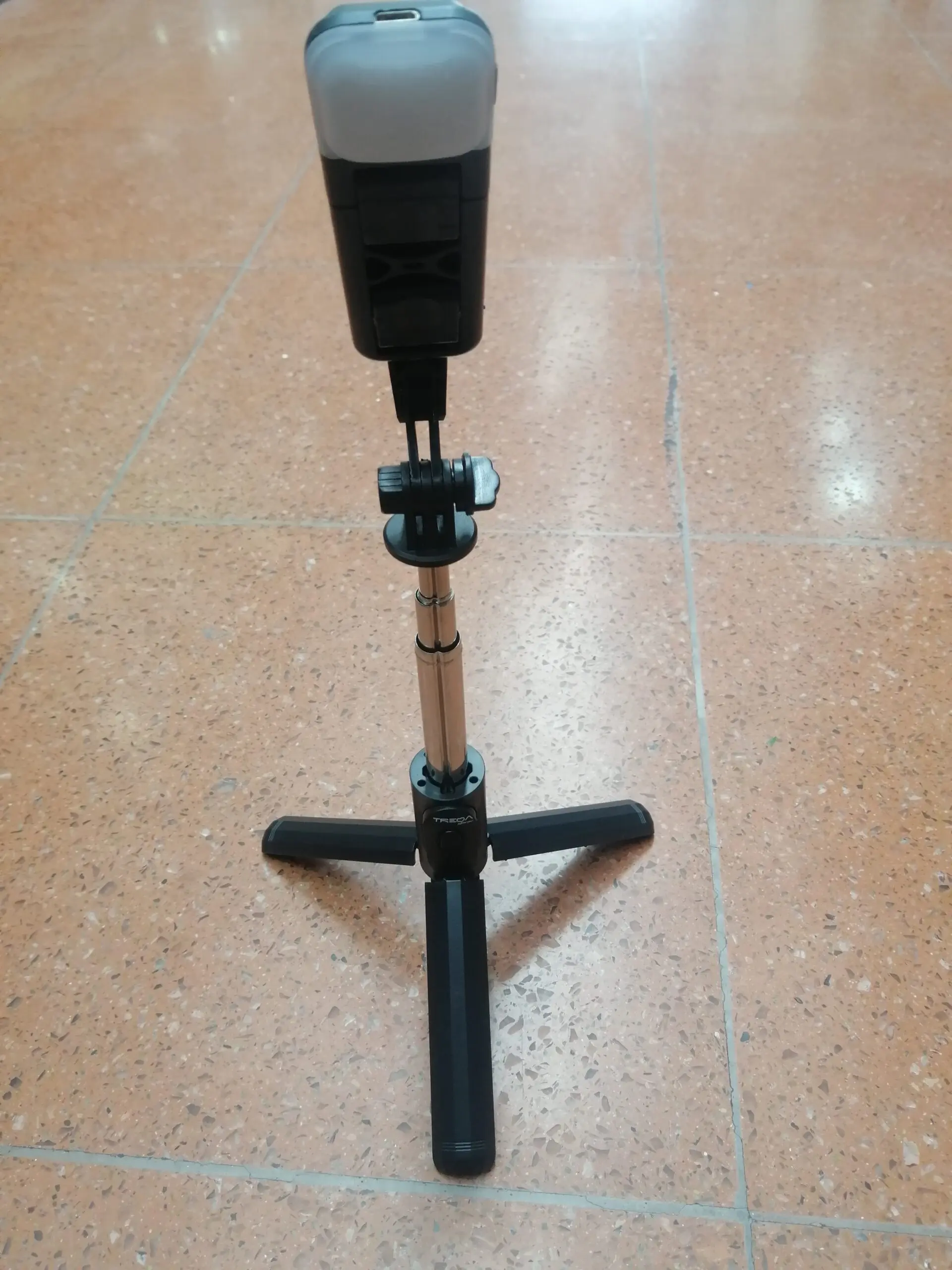 Trípode con luz LED portátil para celular, color negro, conector tipo GoPro, ideal para grabaciones.