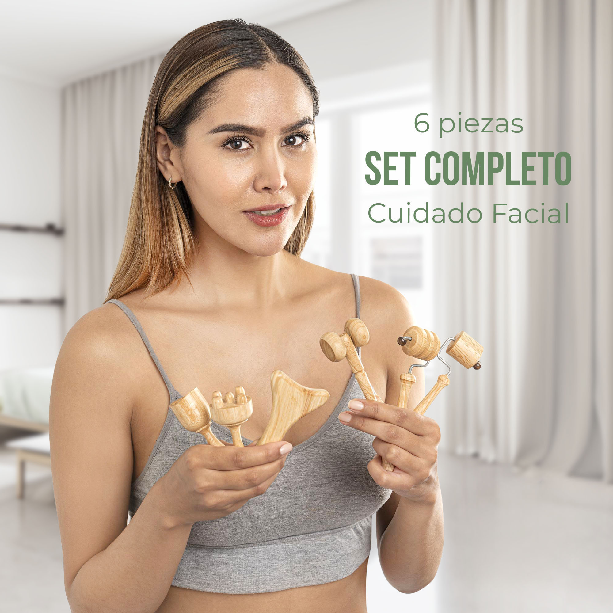 Mujer sonríe mostrando kit de maderoterapia facial de 6 piezas en madera, para reafirmar y rejuvenecer la piel.